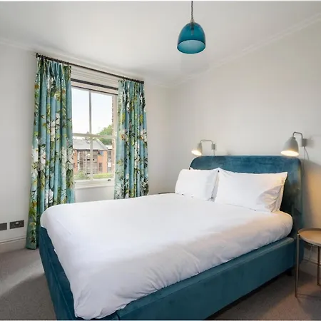 7 St Martin's Lane *